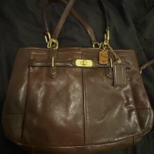 Coach brown hand bag. It’s in good condition. Its a vintage coach